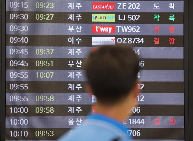 장마전선의 영향으로 일부 항공기 운항이 결항 지연된 30일 오전 김포공항 국내선 도착 비행기 안내판에 관련 정보가 표시되어 있다
