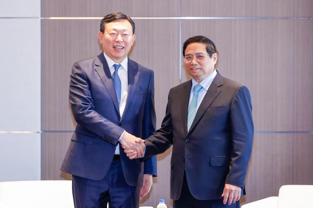 辛東彬ロッテ会長、ベトナムのファム・ミン・チン首相と会見