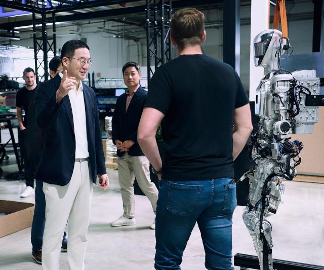 구광모 LG그룹 회장이 미국 실리콘밸리에 위치한 로봇 개발 스타트업 피규어 AIFigure AI를 방문해 휴머노이드 로봇을 살펴보고 있다 사진LG