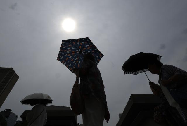 무더위가 계속되는 지난달 27일 오후 서울 광화문광장에서 시민들이 양산을 쓰고 걸어가고 있다 사진연합뉴스