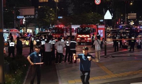 1일 밤 대형 교통사고가 발생한 서울 시청역 인근 교차로에서 경찰이 현장을 통제하는 가운데 소방관과 구조대원들이 현장을 수습하고 있다 사진연합뉴스