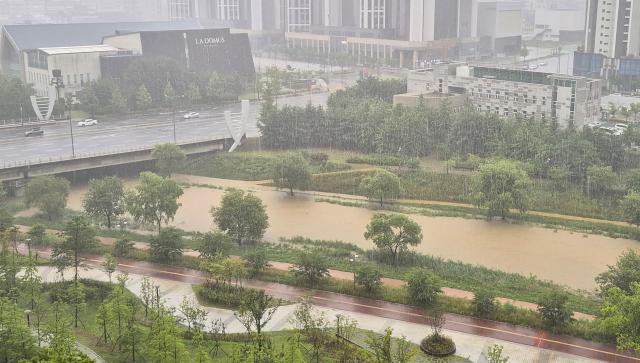 지난 2일 오전 대전 지역에 쏟아지는 폭우로 서구·유성구 일대 도안신도시를 관통하는 진잠천에 많은 물이 흘러내리는 모습 사진연합뉴스