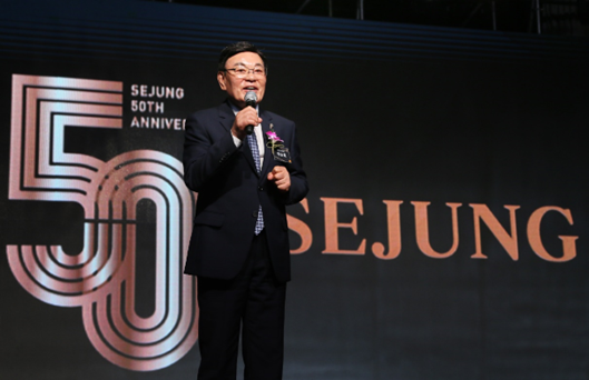박순호 세정그룹 회장이 1일 롯데호텔 부산 크리스탈볼룸에서 열린 ‘세정 창립 50주년 기념식’에서 기념사를 전하고 있다 사진세정
