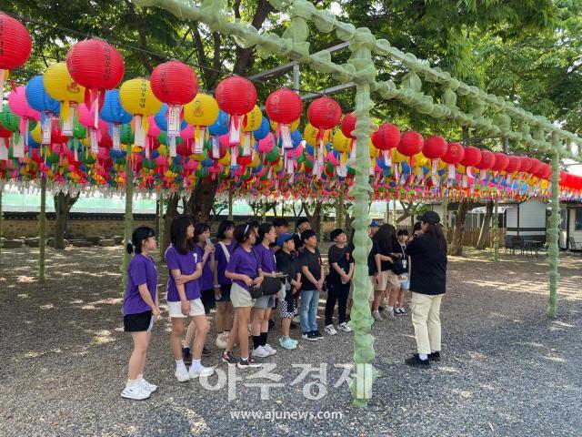 맹방초등학교 학생들의 경주 현장체험학습 중 전문기관으로부터 역사교육을 받고 있다사진삼척블루파워