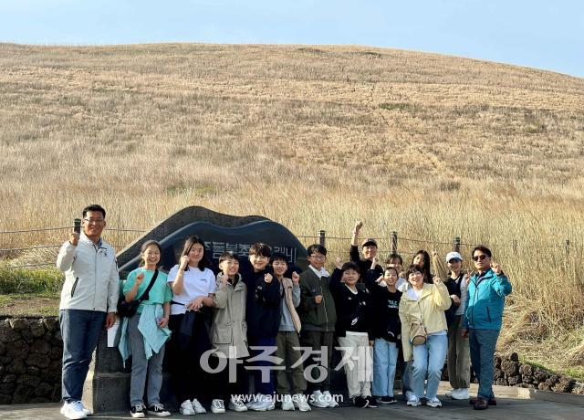 넓은 세계를 향하여 꿈꾸고 배우는 테마학습 여행을 주제로 제주도에 방문한 중앙초등학교 학생들이 단체 기념촬영을 하고 있다사진삼척블루파워