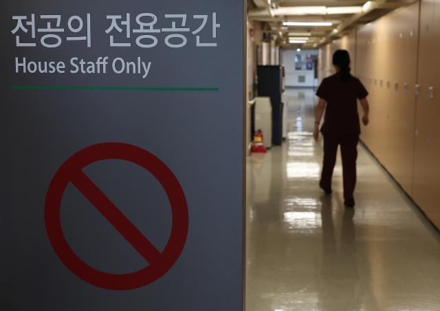 서울 시내 한 대형병원에서 한 의료 관계자가 전공의 전용공간을 지나고 있다 사진연합뉴스