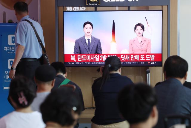 합동참모본부가 북한이 탄도미사일 2발을 발사했다고 밝힌 1일 서울역에 관련 뉴스가 나오고 있다 사진연합뉴스