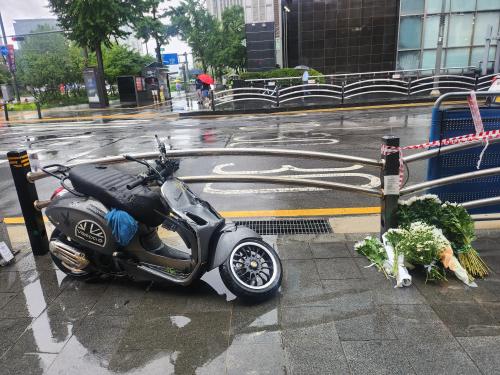 2일 오후 서울 시청역 인근 교통사고 현장에 찌그러진 오토바이가 서있고 국화꽃 다발이 놓여 있다 사진안수교 기자