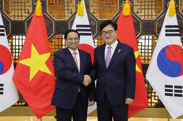 Chủ tịch Quốc hội Woo Won-shik bắt tay Thủ tướng Phạm Minh Chính ẢnhVăn phòng Quốc hội Hàn Quốc