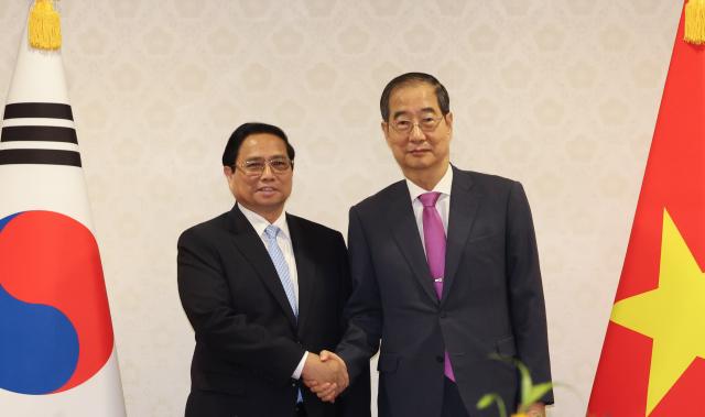 Thủ tướng Han Duck-soo bắt tay Thủ tướng Việt Nam Phạm Minh Chính tại cuộc hội đàm chiều ngày 27 tại Khu liên hợp Chính phủ Seoul ở Jongno-gu Seoul ẢnhYonhap News