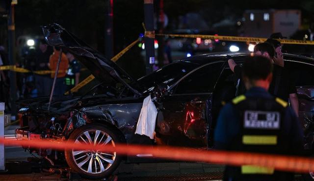 지난 1일 밤 서울 중구 시청역 인근 교차로에서 역주행하면서 15명의 사상자를 낸 현대동차 제네시스 G80 차량 사고 후 모습 사진아주경제