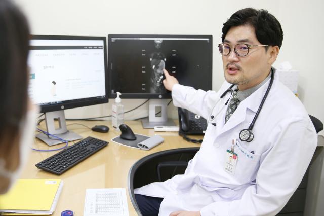 서울아산병원 의학유전학센터 이범희 교수가 고셔병 환자를 진료하고 있다 사진서울아산병원