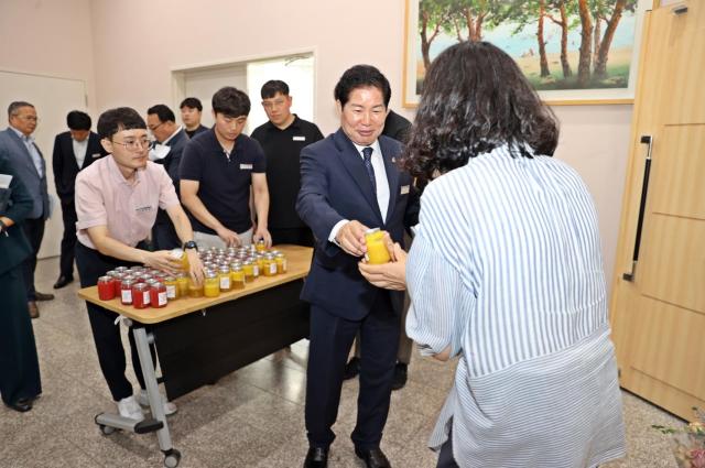 공영민 고흥군수가 직원들에게 음료를 나눠주며 격려하고 있다 사진고흥군