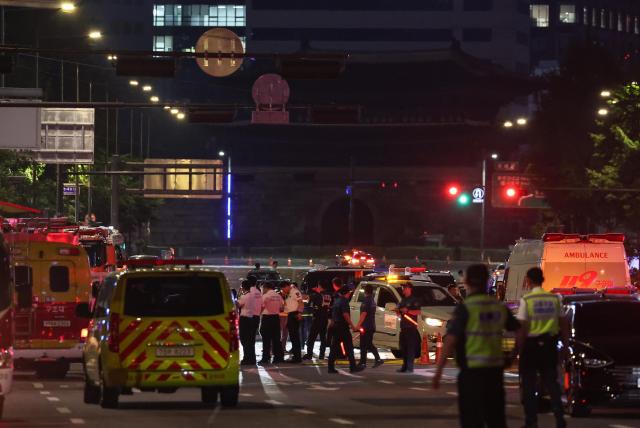 2일 오전 전날에 대형 교통사고가 발생한 서울 시청역 인근 교차로에서 경찰이 도로를 통제 중이다 사진연합뉴스