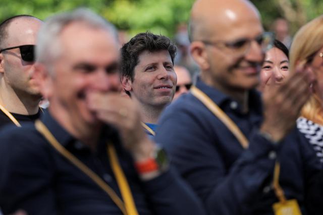 샘 올트먼 오픈AI 최고경영자CEO가 지난 6월 10일 캘리포니아주 쿠퍼티노 애플 파크 본사에서 열린 애플 연례 세계개발자회의WWDC 2024에 참석한 모습 사진로이터 연합뉴스 

