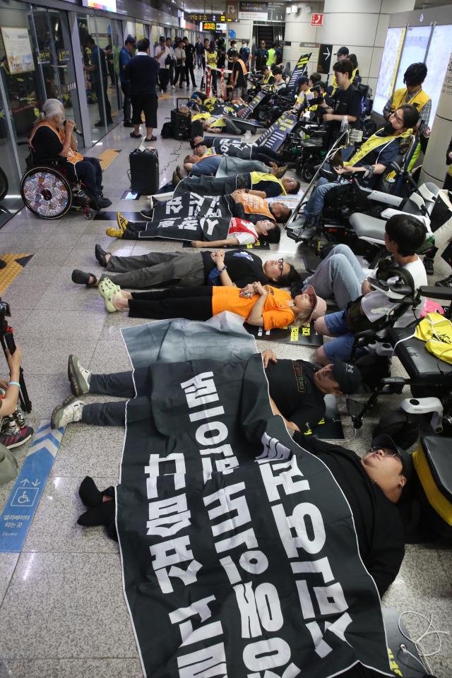 Protesters perform a die-in during the Move Toward Parade organized by SADD at the National Assembly station platform on July 2 2024 AJU PRESS Han Jun-gu