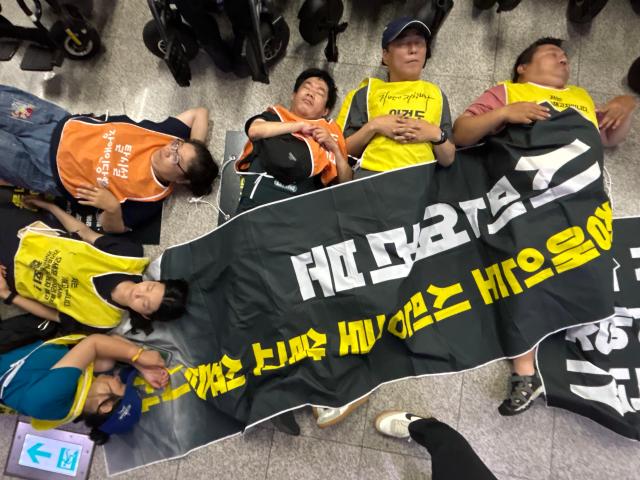 Protesters perform a die-in during the Move Toward Parade organized by SADD at the National Assembly station platform on July 2 2024 AJU PRESS Han Jun-gu