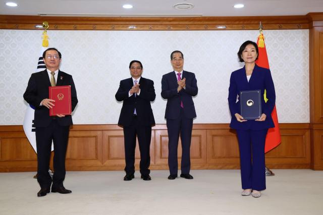 Thủ tướng Phạm Minh Chính và Thủ tướng Hàn Quốc Han Duck-soo chứng kiến trao Bản ghi nhớ về hợp tác phát triển và trao đổi hệ sinh thái khởi nghiệp giữa Bộ Khoa học và Công nghệ Việt Nam và Bộ Doanh nghiệp vừa và nhỏ và Khởi nghiệp Hàn Quốc ẢnhVăn phòng Tổng thống Hàn Quốc