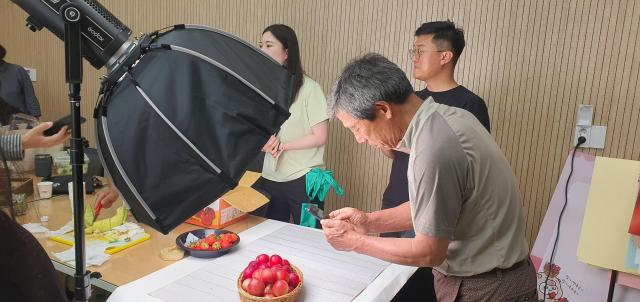 지난해 개설된 딸기 6차산업대학 스마트스토어 마케팅 교육과정에서 농업인들이 밀양팜스튜디오에서 직접 생산한 농산물을 촬영하고 있다사진밀양시