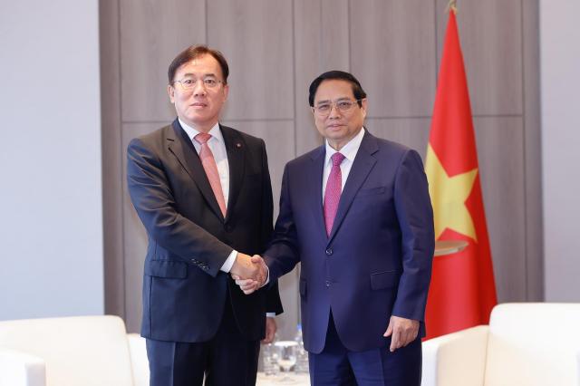 3일 정철동 LG디스플레이 대표왼쪽가 팜민찐 베트남 총리와 만났다 사진베트남 관보 VGP