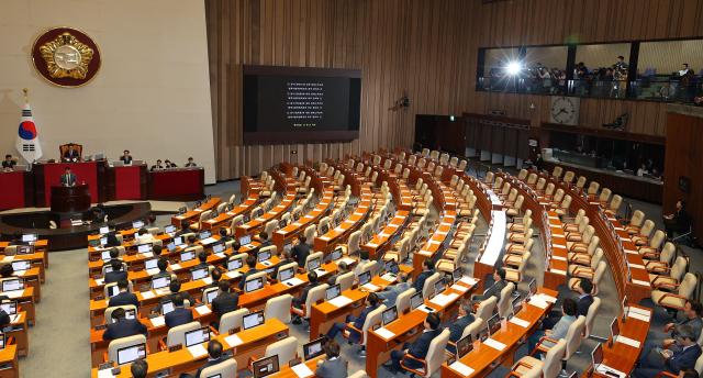 국회 본회의가 지난 2일 오후 국민의힘 의원들이 불참한 가운데 열리고 있다 사진연합뉴스