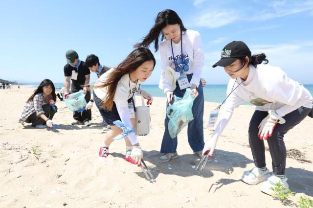 LG생활건강의 해변 정화 봉사활동인 ‘비치코밍Beach combing’ 캠페인에서 참가자들이 쓰레기를 수거하고 있다 사진LG생활건강