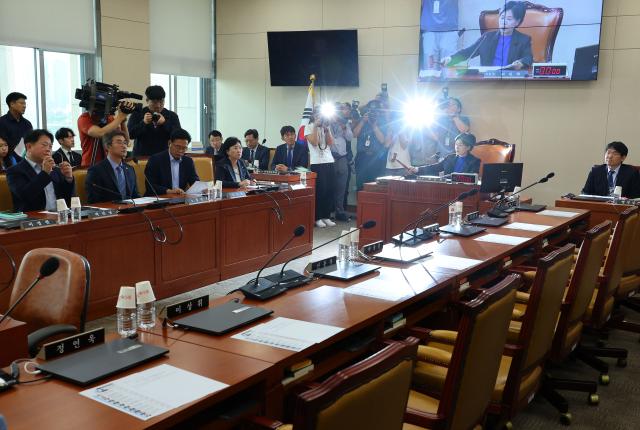지난달 11일 국회의사당에서 국민의힘 의원들이 참여하지 않은 채 과학기술방송통신위원회 전체회의가 진행되고 있다 사진연합뉴스