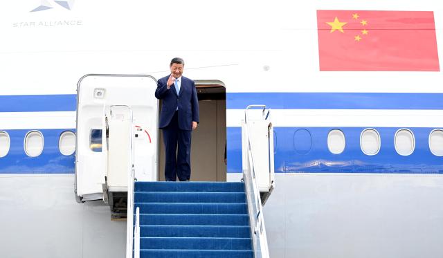 진핑 중국 국가주석이 2일현지시간 상하이 협력기구SCO 회원국 정상 회의에 참석을 하기 위해 아스타나의 공항에 도착했다 사진AFP연합뉴스