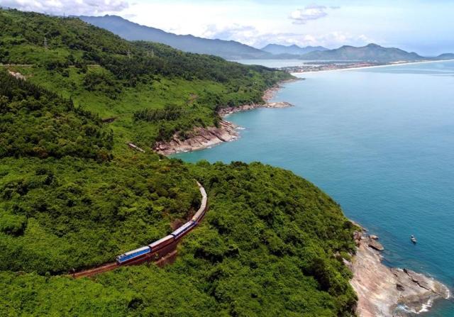 베트남에서 가장 아름다운 만 중 하나인 랑꼬Lang Co만을 지나고 있는 기차 사진베트남통신사