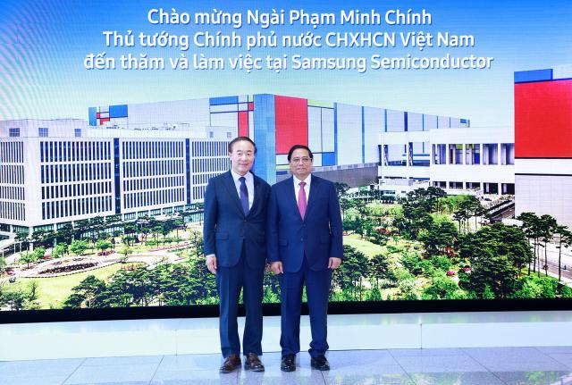 Thủ tướng Phạm Minh Chính và Phó Chủ tịch Giám đốc điều hành Tập đoàn Samsung Jun Young-hyun ẢnhVGPNhật Bắc