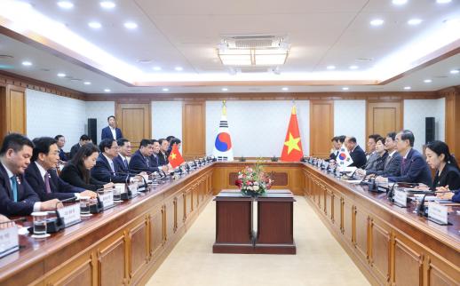 Thủ tướng Phạm Minh Chính hội đàm với Thủ tướng Hàn Quốc Han Duck-soo