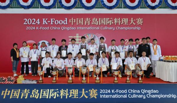 중국 칭다오에서 열린 2024 K-푸드 청도 국제요리대회의 CJ 챌린지 라이브 경연 코너에 참가한 한·중 셰프들이 단체사진을 찍고 있다 사진CJ제일제당
