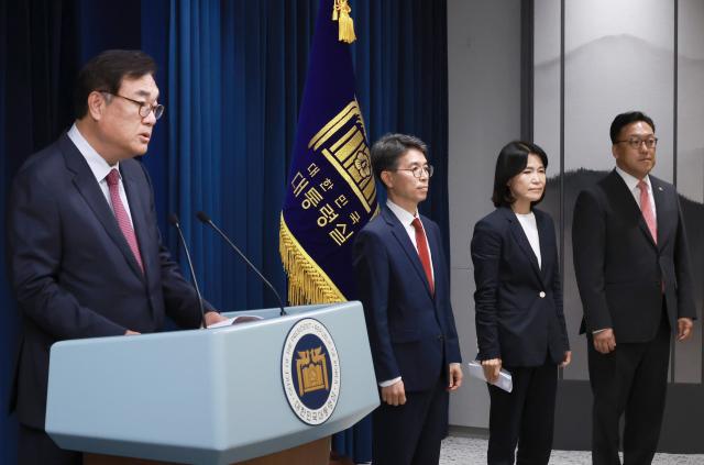 정진석 대통령 비서실장이 4일 오전 서울 용산 대통령실 청사 브리핑실에서 열린 인사브리핑에서 정무직 인선 발표를 하고 있다 정진석 비서실장 오른쪽부터 신임 환경부 장관 후보자 김완섭 전 기획재정부 2차관 방송통신위원장 후보자 이진숙 전 대전MBC 사장 금융위원장 후보자 김병환 전 기획재정부 1차관 사진연합뉴스