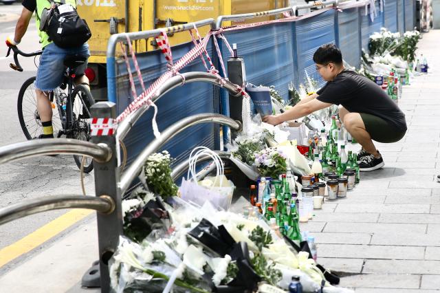 A person lays flowers to pay tribute to the victims at the accident site near City Hall Station in Seoul on July 4 2024 AJU PRESS Han Jun-gu