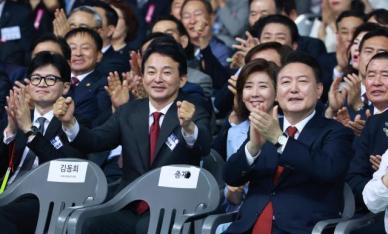 [포토] 당권 주자들과 함께 박수치는 윤석열 대통령