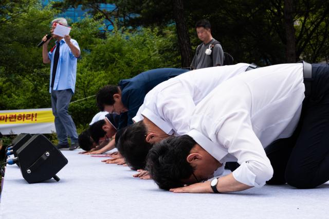 Democratic Party lawmakers bow at cattle return protest rally Yeouido Seoul July 3 2024 AJU PRESS Park Jong-hyeok