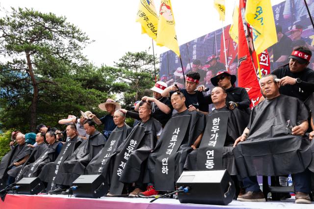 Protesters shave heads at cattle return rally Yeouido July 3 2024 AJU PRESS Park Jong-hyeok