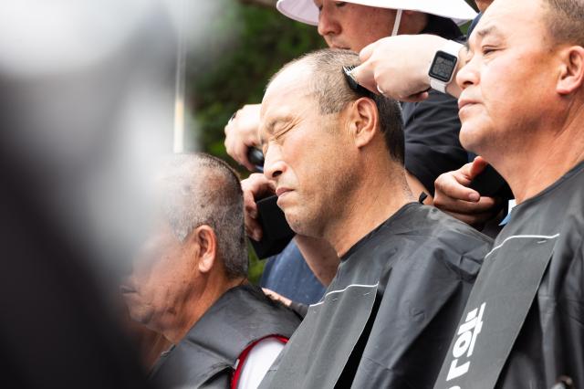 Protesters shave heads at cattle return rally Yeouido July 3 2024 AJU PRESS Park Jong-hyeok