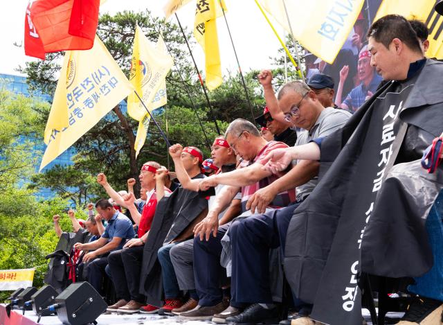 Protesters shave heads at cattle return rally Yeouido July 3 2024 AJU PRESS Park Jong-hyeok