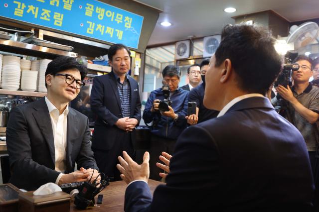 한동훈 국민의힘 당대표 후보왼쪽와 오세훈 서울시장이 5일 오전 서울 용산구 동자동 쪽방촌 동행식당에서 만나 조찬을 하고 있다 사진연합뉴스