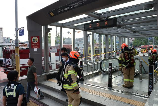 지난 1일 오후 원인을 알 수 없는 연기가 발생한 서울 지하철 9호선 흑석역 출구가 통제되고 있다 사진연합뉴스