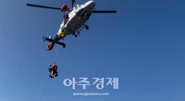 4일 죽변 동방 약 66km 해상에서 조업 중이던 A호40톤 채낚기에서 발생한 응급환자를 헬기와 함정을 이용해 포항으로 긴급 이송하고 있다사진동해해경청