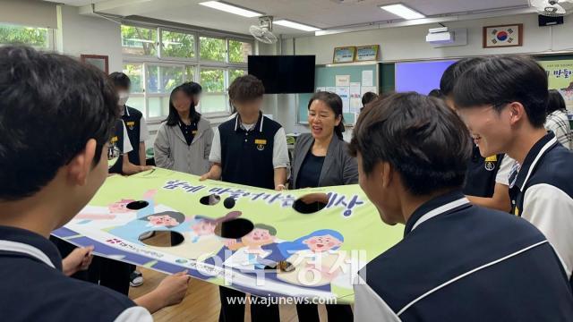 대구 구암고등학교 2학년 20여 명을 대상으로 대구보건대학교의 고교 맞춤형 인성교육 프로그램 ‘함만세’가 진행되고 있다 사진대구보건대학교