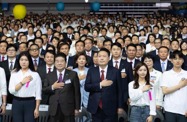 윤석열 대통령이 4일 인천 남동체육관에서 열린 한국자유총연맹 창립 제70주년 기념식에 참석해 국기에 경례하고 있다 사진연합뉴스