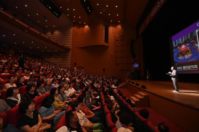 이현재 하남시장이 4일 하남문화예술회관에서 열린 민선8기 취임 2주년 시민 소통 토크콘서트에서 시정 성과를 발표 하고 있다 사진하남시