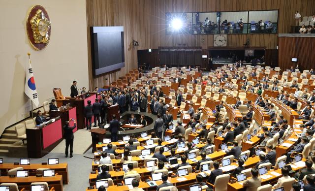 국민의힘 의원들이 4일 오후 서울 여의도 국회에서 열린 본회의에서 무제한토론필리버스터 24시간 경과 후 중단을 요구한 우원식 국회의장에게 항의하고 있다 사진연합뉴스