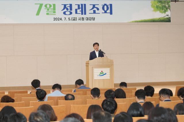 5일 밀양시청 대강당에서 열린 7월 정례조회에서 안병구 밀양시장이 공직자의 기본 자세를 강조하고 있다사진밀양시