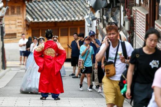 PHOTOS: Seoul restricts tourist access to historic hanok village