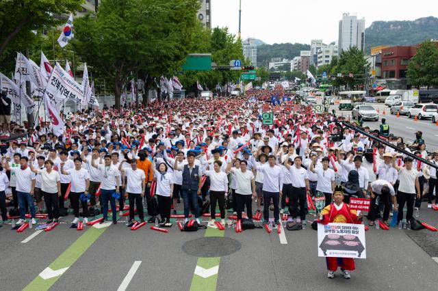  6일 오후 정부서울청사 인근에서 공무원 임금인상 쟁취 총궐기대회가 열리고 있다 