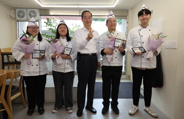 한덕수 국무총리가 7일 서울 종로구 청년밥상문간 슬로우점을 방문해 경계선 지능 청년 직원들과 기념 촬영하고 있다 사진연합뉴스